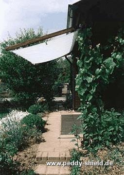 Toldo montado entre vigas e pilares duma prgula