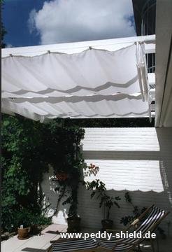 Toldo montado entre casa e viga exterior de prgula