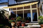 Toldo montado entre casa e garagem