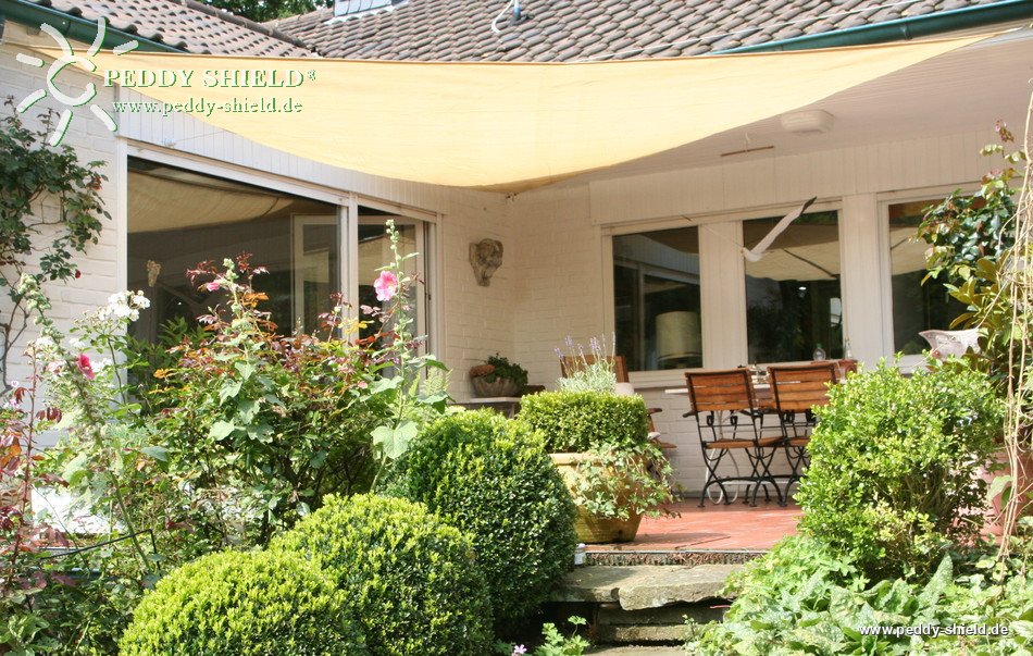 Toldo triangular 5x5x5 m - tecido sombreador aberto - cor de trigo